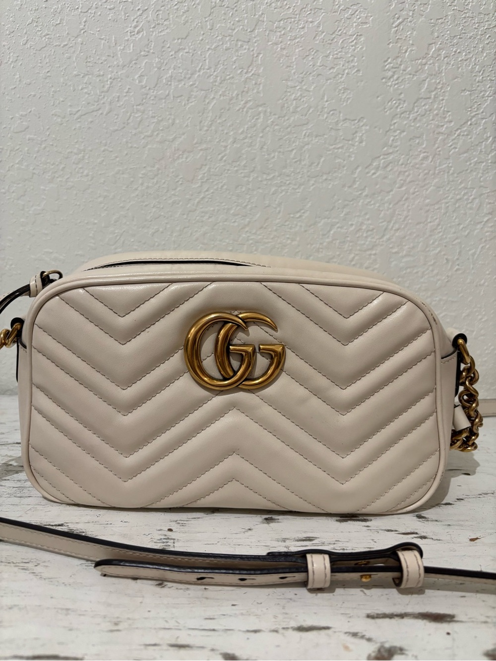Authentic Gucci Ivory Quilted Leather Crossbody with Gold GG - Picture 2 of 16